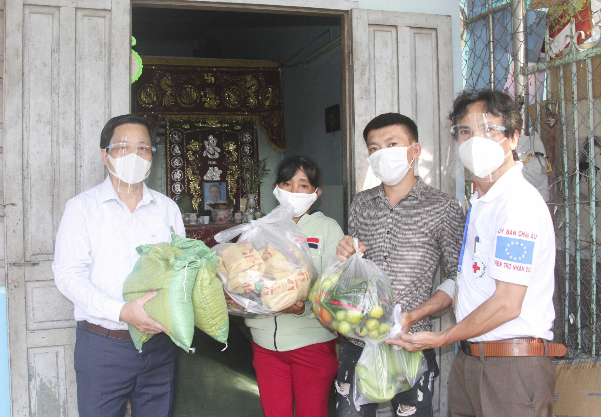 Phó Bí thư Tỉnh ủy Hà Quốc Trị cùng lãnh đạo Hội Chữ thập đỏ tỉnh tặng quà gia đình có hoàn cảnh khó khăn ở phường Ngọc Hiệp, Nha Trang.