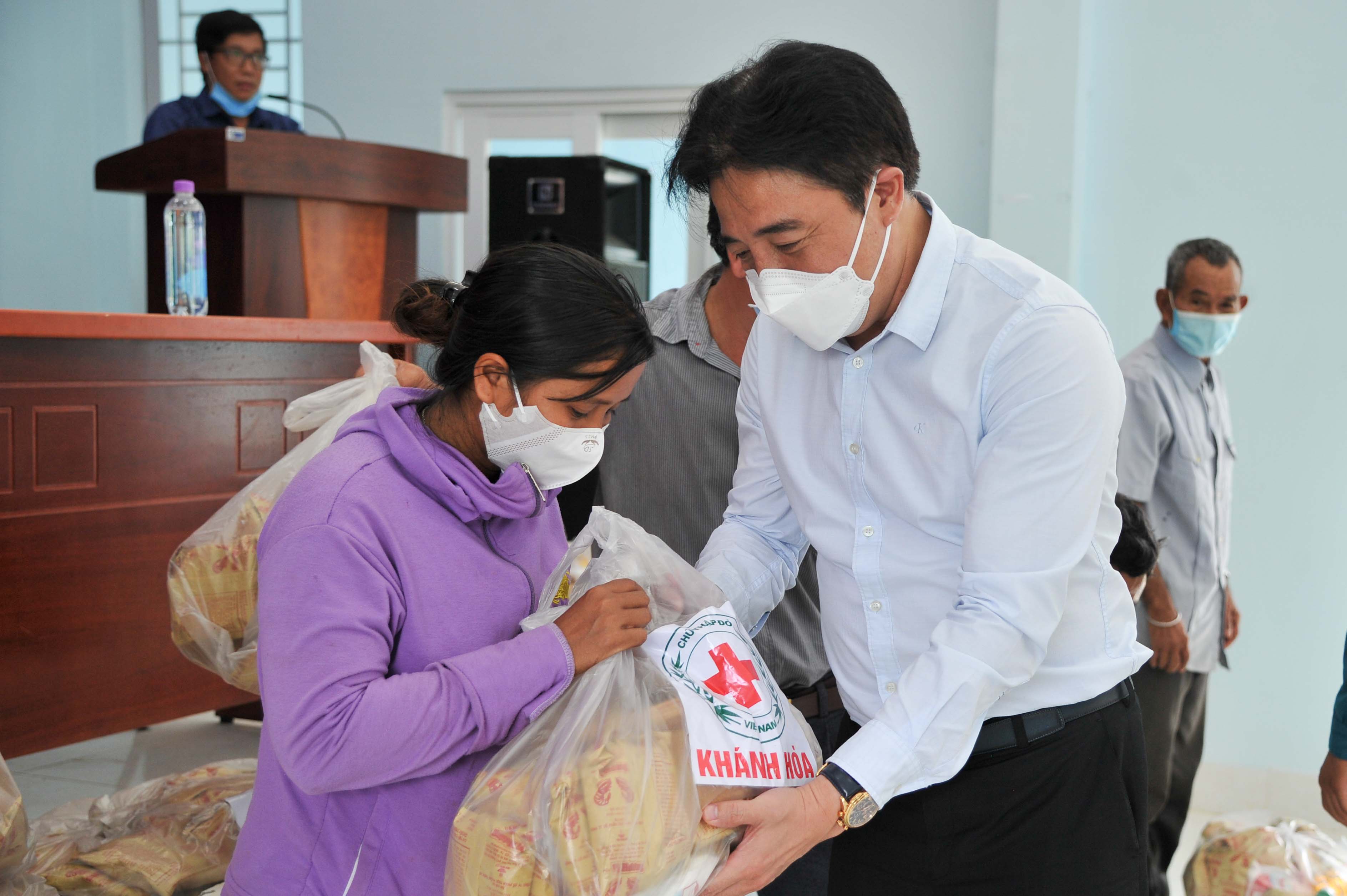 Phó Bí thư Thường trực Tỉnh ủy Nguyễn Khắc Toàn trao 100 phần quà hỗ trợ cho người dân khó khăn xã Khánh Thành