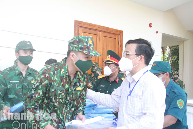 Ông Nguyễn Sỹ Khánh động viên chiến sĩ lên đường làm nhiệm vụ.