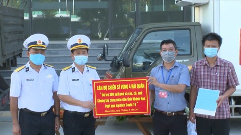 Vùng 4 Hải quân hỗ trợ tỉnh Khánh Hòa 3 tấn gạo, 1 tấn rau quả