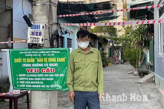 Một cựu chiến binh tham gia tổ tự quản bảo vệ “vùng xanh” ở phường Cam Lộc, TP. Cam Ranh.