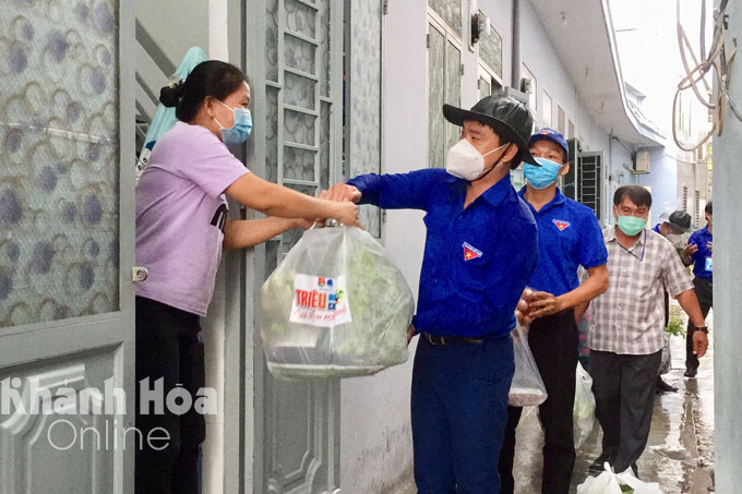 Lãnh đạo Tỉnh đoàn trao quà cho người dân khó khăn tại các khu trọ của phường Ngọc Hiệp.