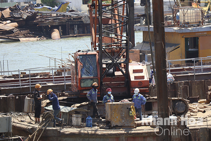 Mỗi ca có khoảng 40 công nhân thi công dự án Đập ngăn mặn trên sông Cái Nha Trang.