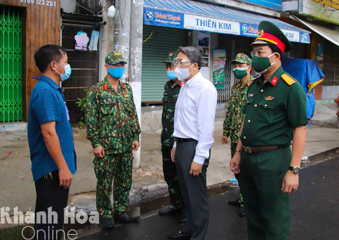 Bí thư Tỉnh ủy Nguyễn Hải Ninh kiểm tra chốt kiểm soát và thăm các hộ dân tại phường Vĩnh Phước, Vĩnh Thọ