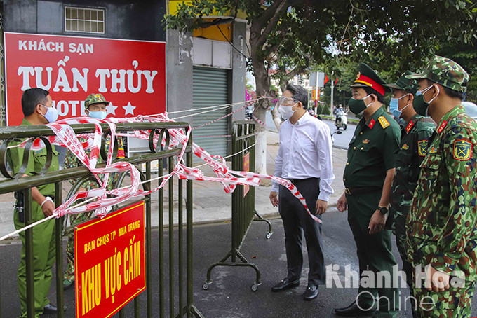 Bí thư Tỉnh ủy kiểm tra chốt kiểm soát y tế đường Hòn Chồng.