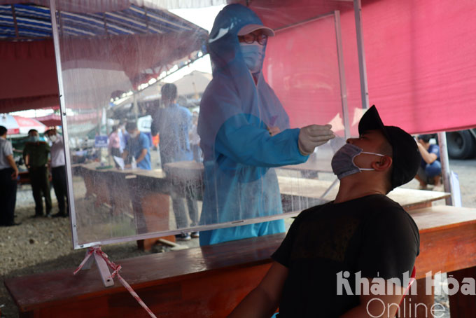 Lấy mẫu xét nghiệm kháng nguyên cho người đi qua Trạm kiểm soát Cam Thịnh Đông