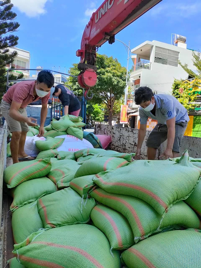 Vận chuyển gạo từ Công ty TNHH Xây dựng và Đầu tư về TP. Cam Ranh để tổ chức trao cho người dân xã Cam Thịnh Tây