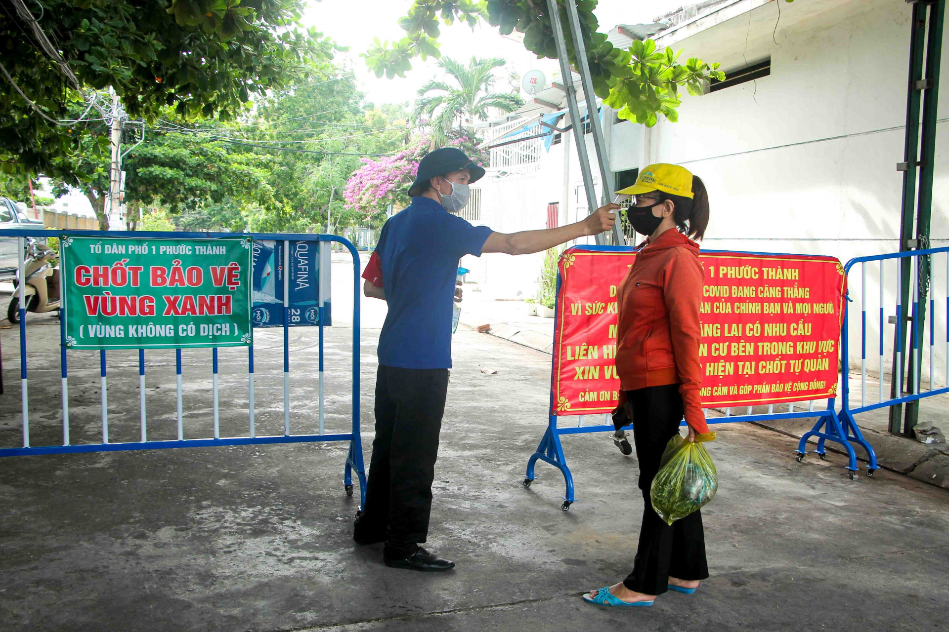 Lực lượng chốt bảo vệ “vùng xanh” kiểm soát người ra, vào khu vực. Ảnh minh họa