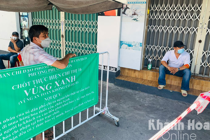 Người dân ở phường Phương Sơn, TP. Nha Trang đang gác chốt bảo vệ vùng xanh