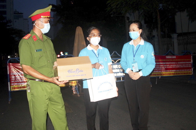  Trao quà cho lực lượng phụ nữ gác trực tại chốt kiểm tra, kiểm soát  trên đường Tô Hiến Thành, TP. Nha Trang.