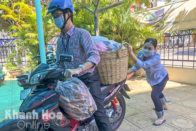 Chị Nhung hỗ trợ chuyển hàng hóa cứu trợ về phân bổ cho người dân.