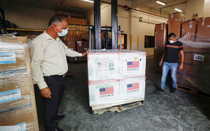 Palestine nhận vắc-xin ngừa Covid-19 do Mỹ tài trợ. Ảnh REUTERS