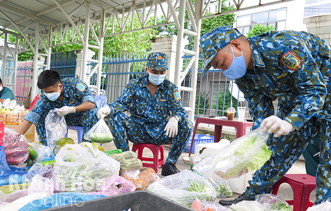 Sau khi ổn định nơi ăn ở, từ ngày 26-8,  lực lượng của Trường Sĩ quan Không quân đã có mặt tại trụ sở UBND phường Vĩnh Thọ để hỗ trợ cung ứng thực phẩm cho người dân. 