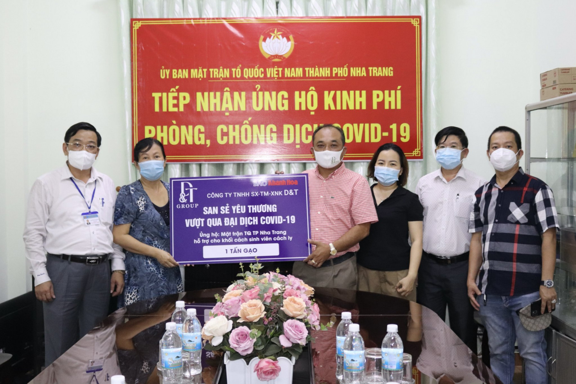 Đoàn thăm và tặng quà tại UBMTTQ Việt Nam TP. Nha Trang.