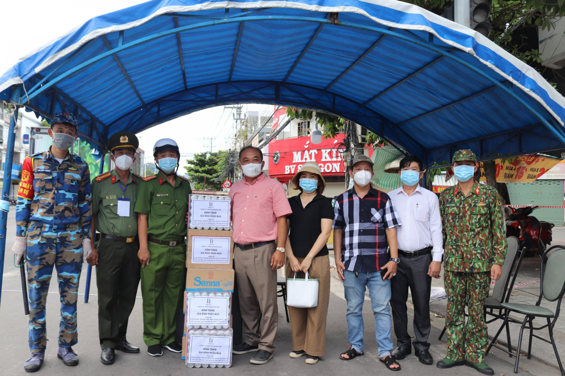 Đoàn thăm và tặng quà lực lượng làm nhiệm vụ tại chốt Đặng Tất (đường 2-4, TP. Nha Trang).