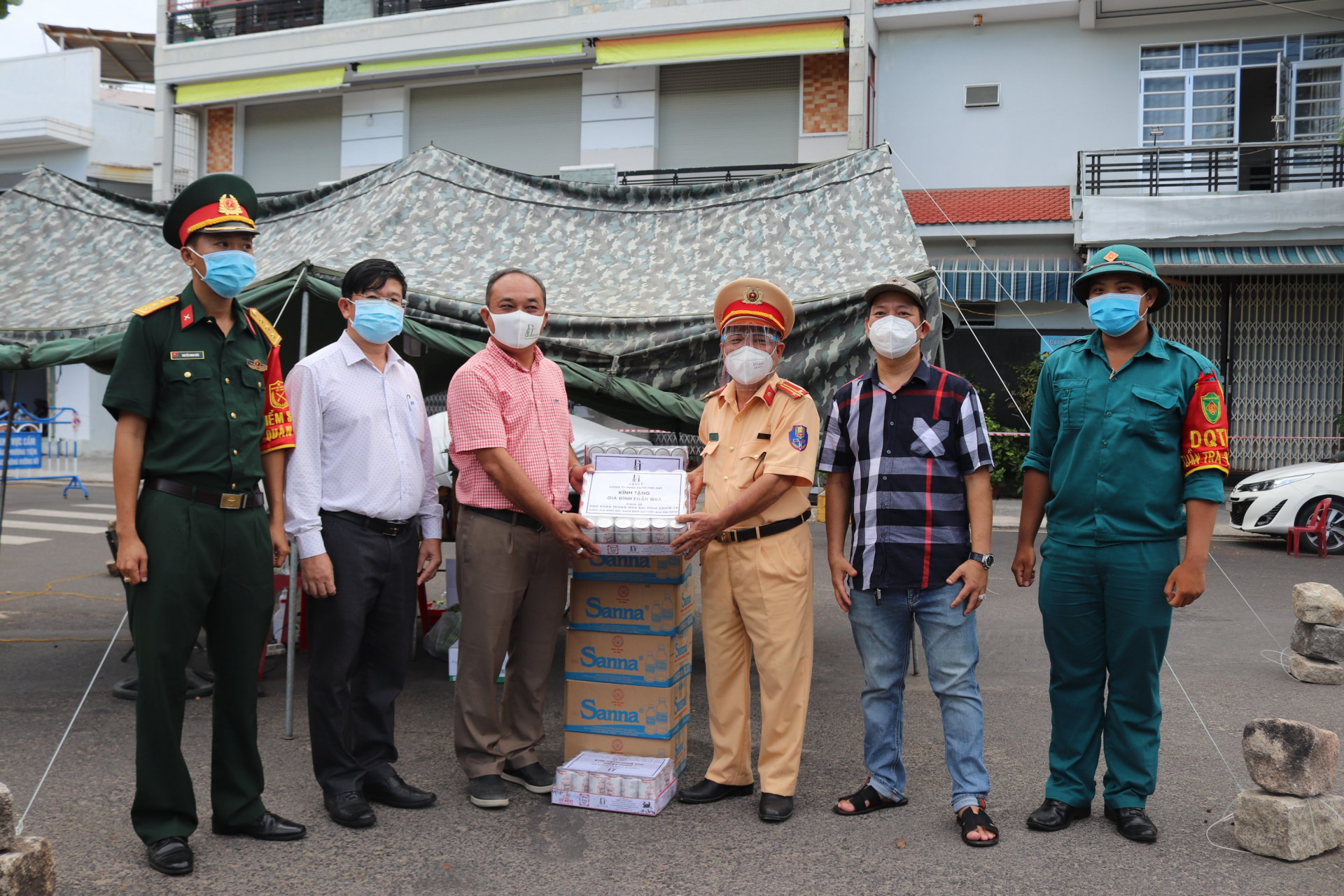 Đoàn thăm và tặng quà lực lượng làm nhiệm vụ tại chốt Vĩnh Thọ (TP. Nha Trang).