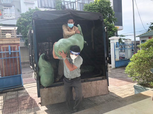 Gạo ủng hộ được vận chuyển vào trụ sở UBND phường Vĩnh Thọ.