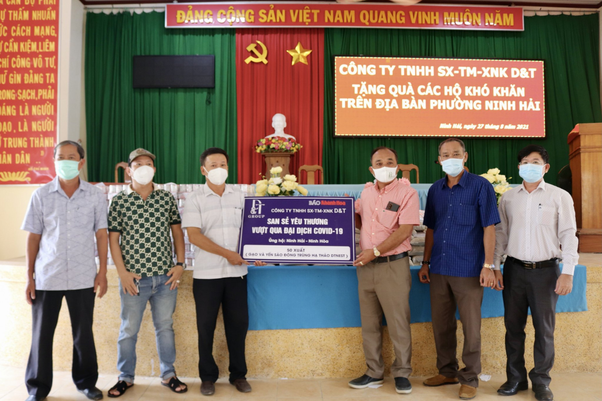 Delegation offering gifts at Ninh Hai Ward People's Committee (Ninh Hoa Town)