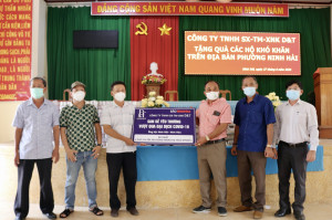 Khanh Hoa Newspaper and sponsor present gifts to localities and pandemic prevention and control forces