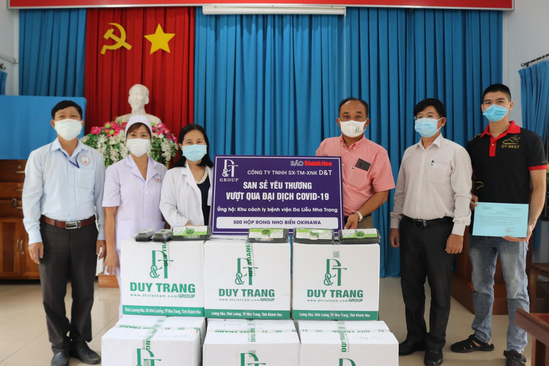 Delegation offering gifts at isolation area of Khanh Hoa Venero Dermatology Hospital