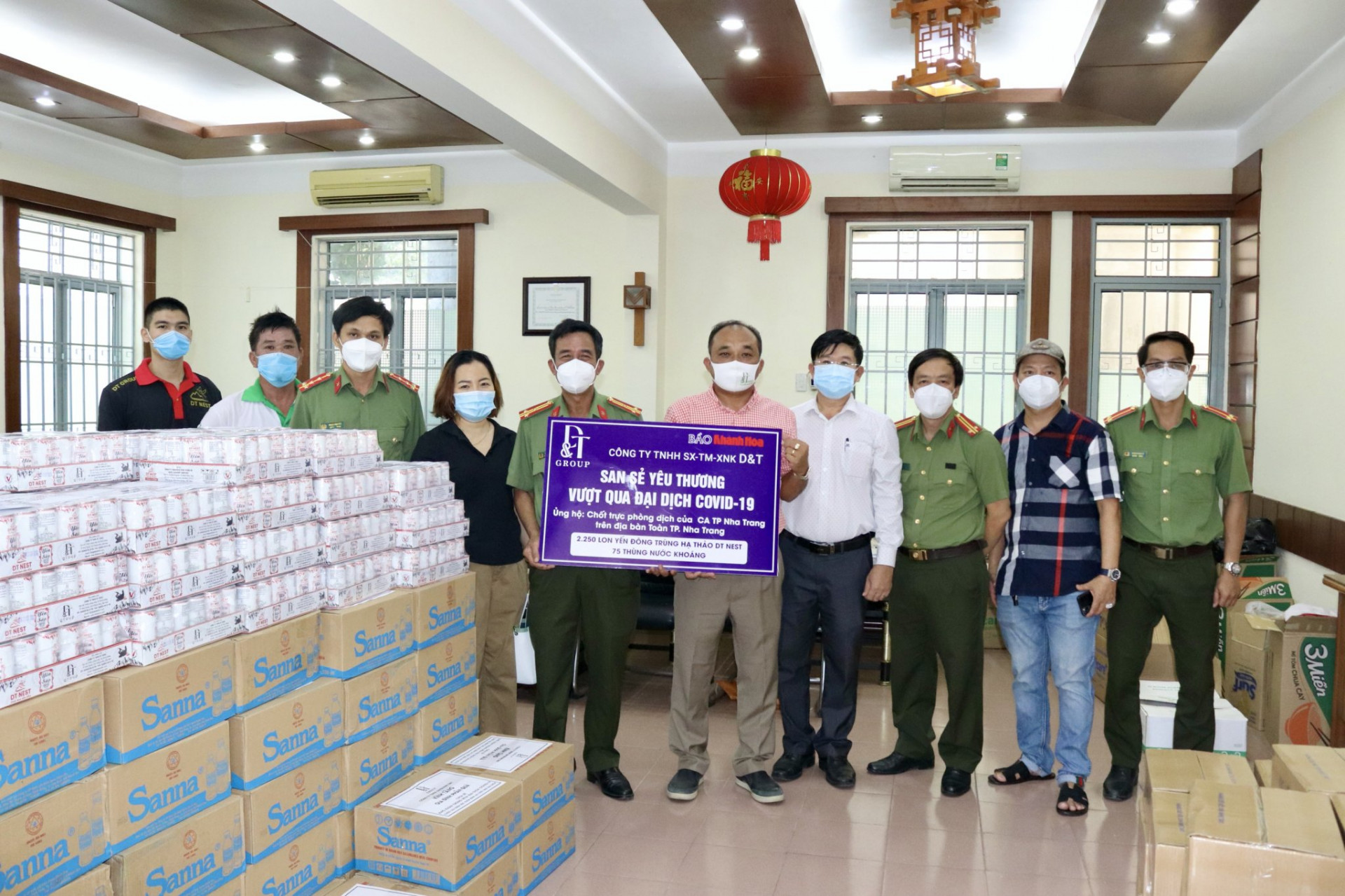 Delegation visiting and offering gifts at Nha Trang City Police