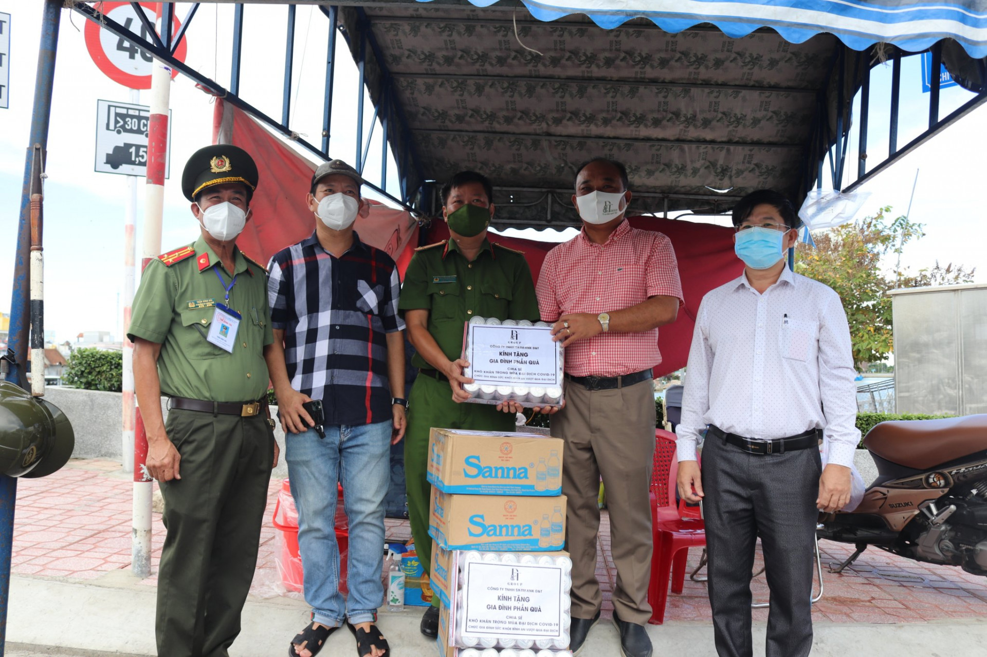 Delegation visiting and offering gifts to pandemic prevention and control force at Van Thang checkpoint, Nha Trang City