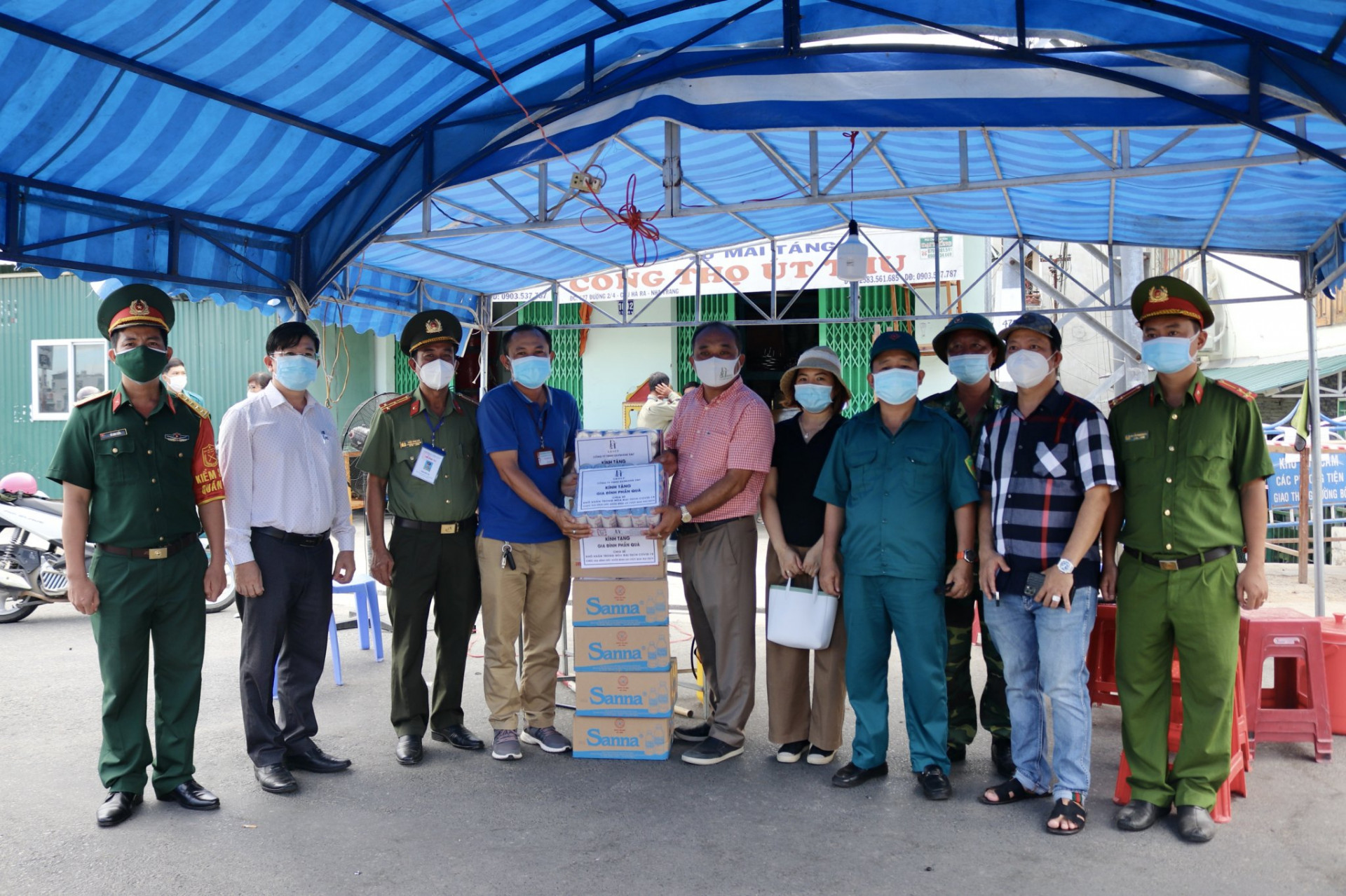 Delegation visiting and offering gifts at Vinh Phuoc checkpoint, Nha Trang City