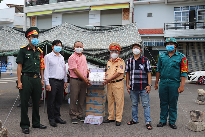 Delegation visiting and offering gifts at Vinh Tho checkpoint, Nha Trang City