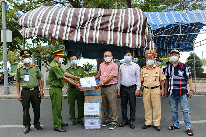 Delegation visiting and offering gifts at Xuong Huan checkpoint,  Nha Trang City