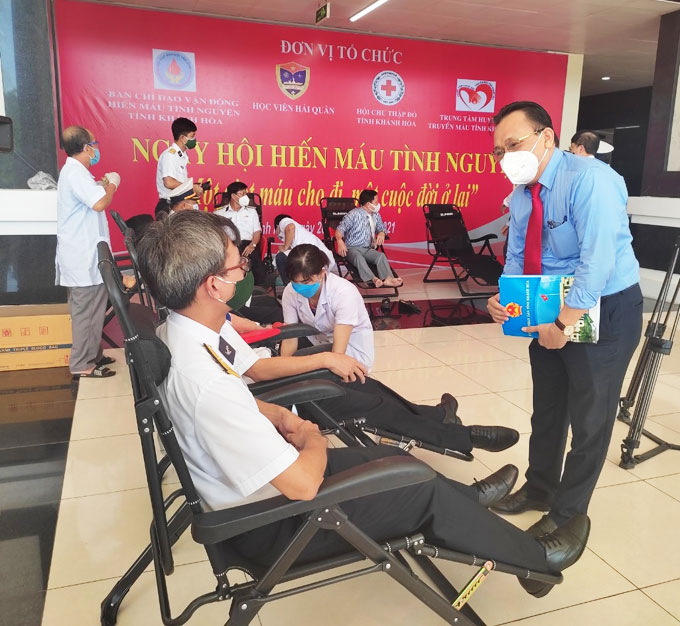 Ông Lê Hữu Hoàng thăm hỏi, động viên những người tham gia hiến máu tình nguyện tại Học viện Hải quân