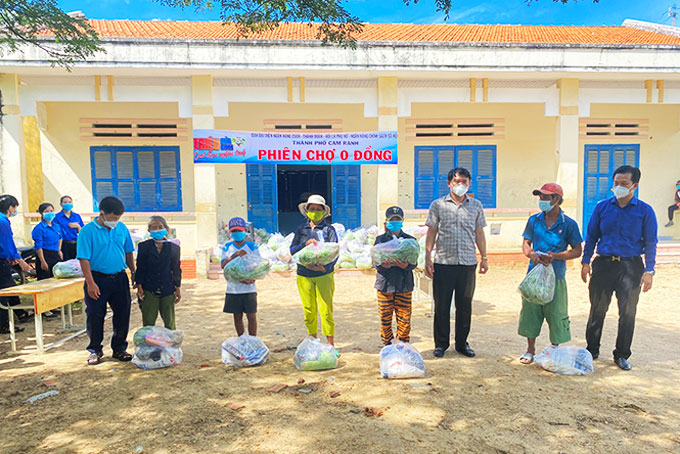 Lãnh đạo TP. Cam Ranh trao quà hỗ trợ người dân thôn Giải Phóng, xã Cam Phước Đông.