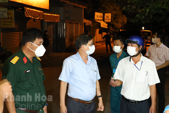 Ông Nguyễn Tấn Tuân kiểm tra công tác lấy mẫu xét nghiệm ở xã Vĩnh Ngọc. 