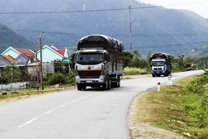 Quốc lộ 26 đoạn qua địa bàn xã Ninh Sim mặt đường nhỏ hẹp, khó khăn cho việc lưu thông.