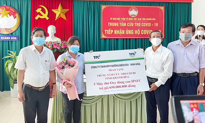 Lãnh đạo tỉnh Khánh Hòa đón nhận hỗ trợ của công ty