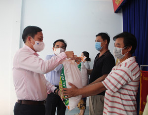 Trao 200 phần quà cho các hộ dân huyện Vạn Ninh gặp khó khăn vì dịch Covid-19