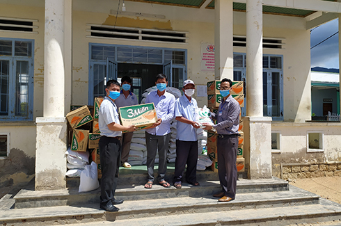 Trao 87 phần quà hỗ trợ người dân thôn Lệ Cam, xã Ninh Phú, Ninh Hòa