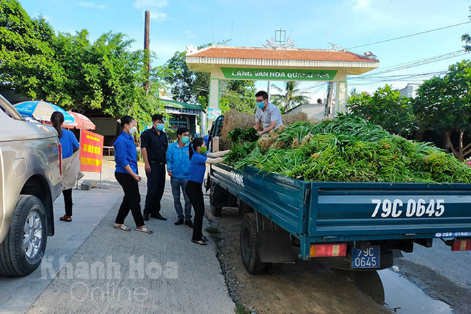 Vận chuyển rau xanh đến các khu cách ly ở phường Cam Phúc Bắc