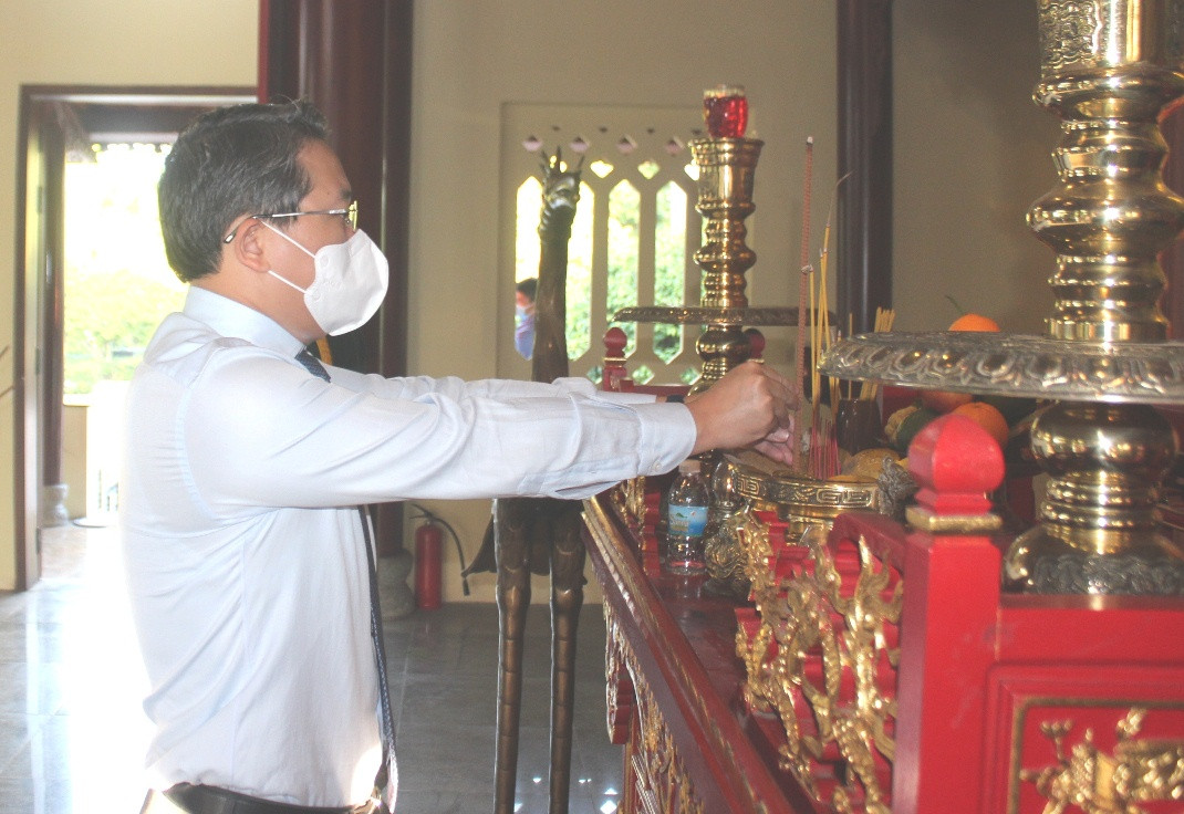 Ông Nguyễn Hải Ninh dâng hương tại Đền thờ Bác Hồ và các Anh hùng liệt sĩ tại Nghĩa trang Liệt sĩ Hòn Dung.