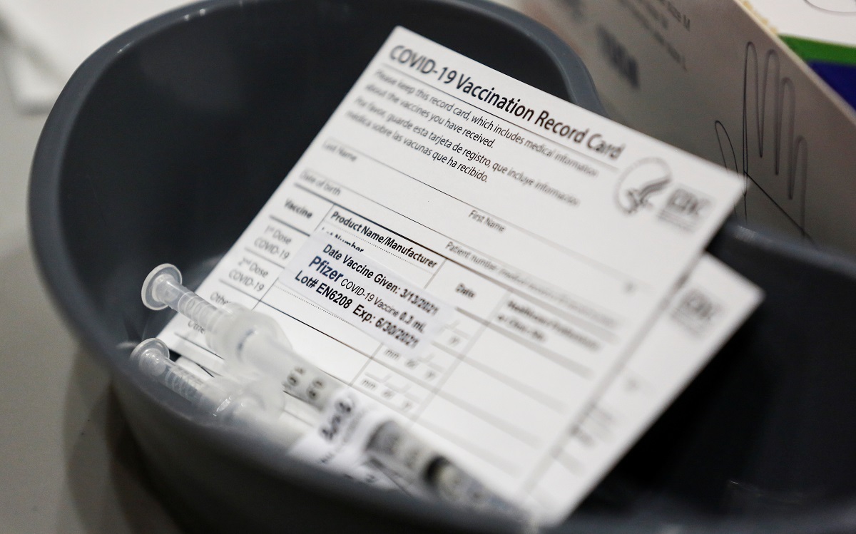 Giấy chứng nhận tiêm vaccine phòng Covid-19 tại Mỹ. (Ảnh: Reuters)