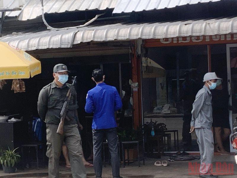 Lực lượng chức năng thi hành công vụ tại phường Naxay, quận Saysettha ngày 31/8, khi phát hiện ca nhiễm Covid-19 tại đây.