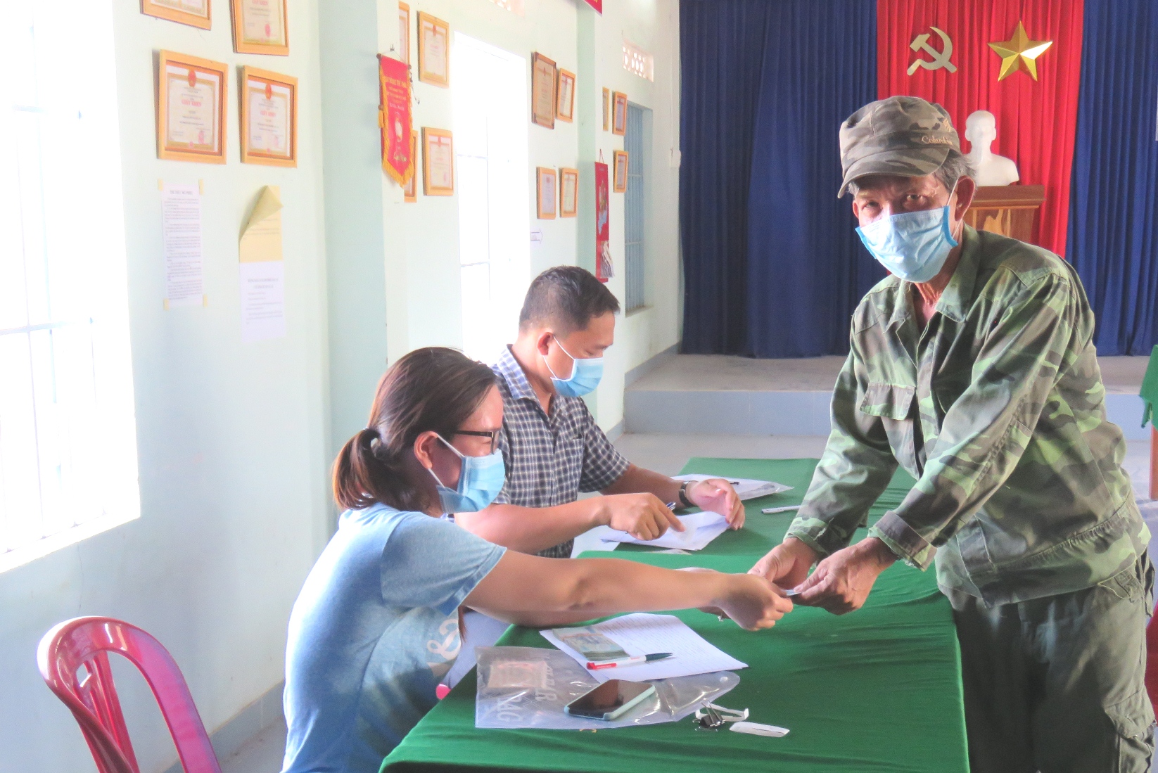 Chi hỗ trợ cho lao động tự do ở huyện Vạn Ninh.