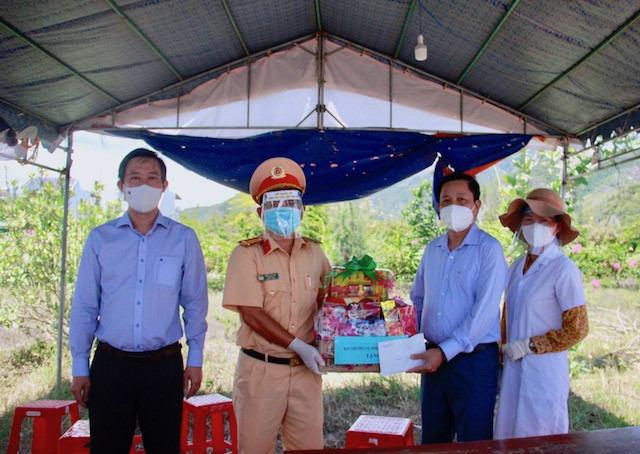 Thăm, tặng quà tại chốt kiểm soát phòng, chống đảm bảo an ninh trật tự tại đèo Cù Hin