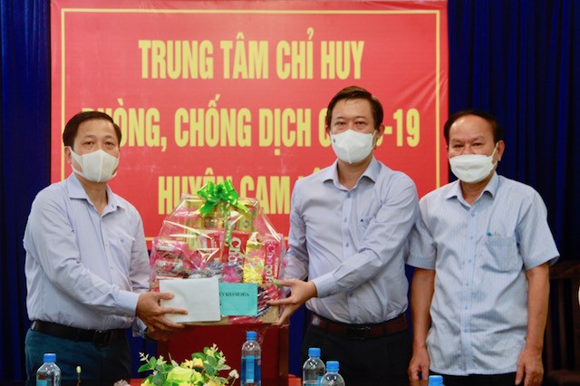 Đồng chí Hà Quốc Trị (bên trái) tặng quà cho Trung tâm Chỉ huy phòng, chống dịch Covid-19 huyện Cam Lâm.