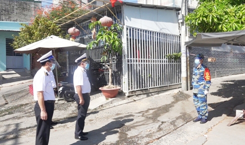 Lãnh đạo Học viện Hải quân thăm lực lượng của đơn vị làm nhiệm vụ phòng, chống dịch