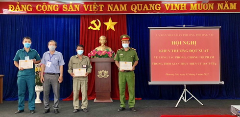 Lãnh đạo phường Phương Sài trao thưởng đột xuất cho các tập thể.