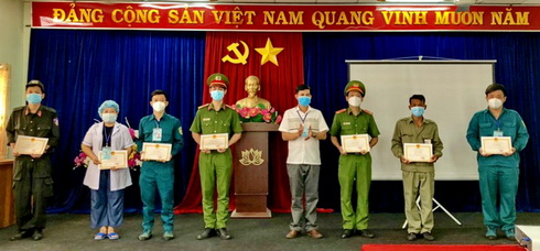Lãnh đạo UBND phường Phương Sài khen thưởng đột xuất các cá nhân 