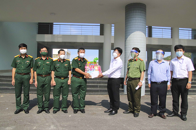 Bí thư Thành ủy Nha Trang thăm, tặng quà các đơn vị tuyến đầu chống dịch