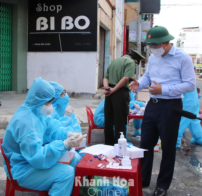 Bí thư Tỉnh ủy Nguyễn Hải Ninh kiểm tra việc lấu mẫu xét nghiệm tầm soát Covid-19 trong cộng đồng ở Nha Trang.