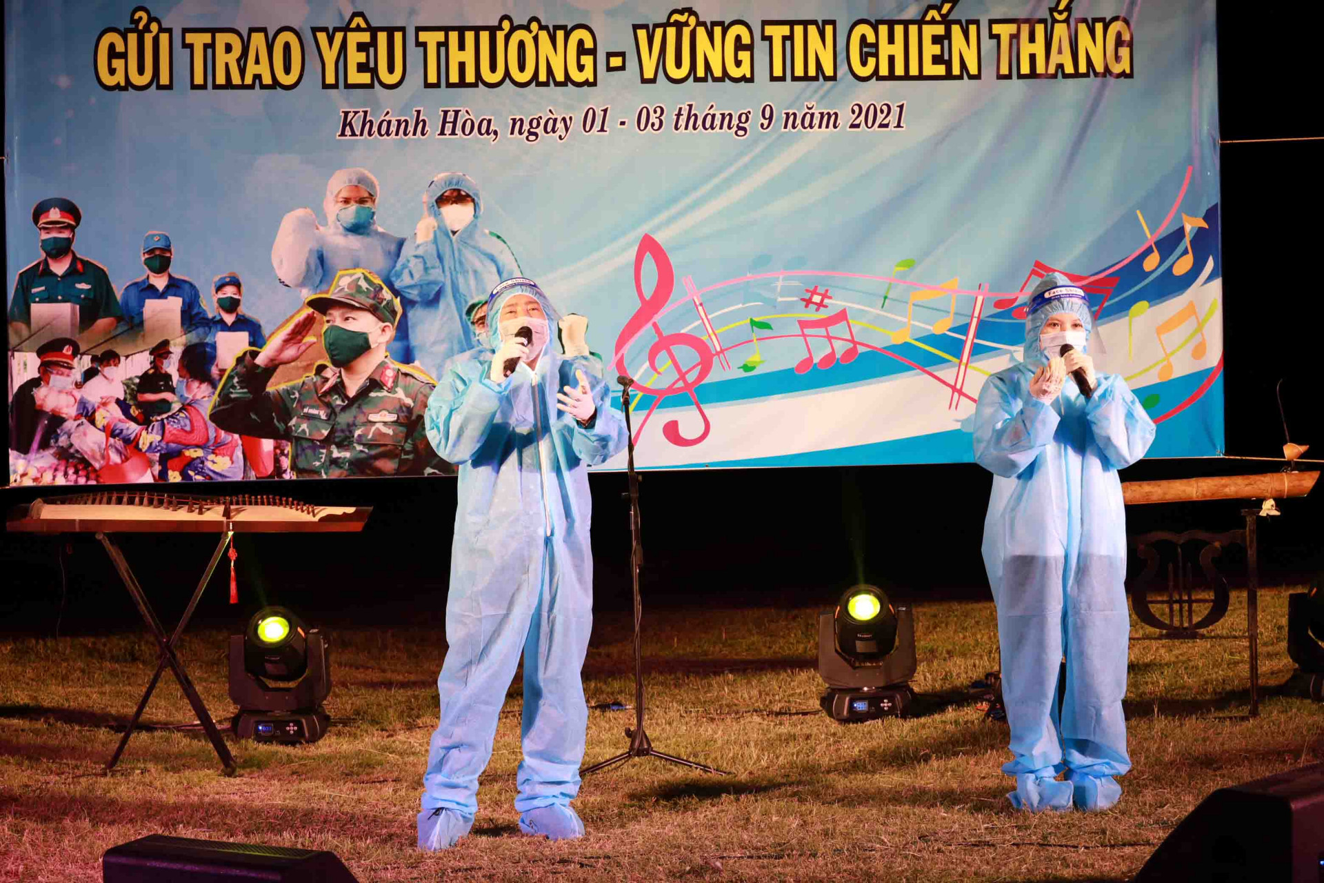 Hai ca sĩ Đức Thọ - Phương Linh thể hiện ca khúc Covid nhanh nhanh đi. 