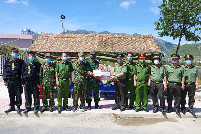 Đại tá Đào Xuân Lân (thứ 6 từ phải qua) tặng quà lực lượng làm nhiệm vụ tại khu cách ly, điều trị F0, F1 là những người nghiện ma túy ở xã Phước Đồng.